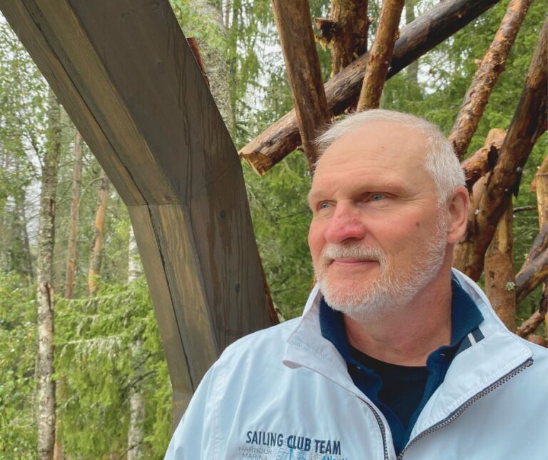 Johtamisen coachingia ja mentorointia tarjoava Reijo Mylläri luonnon keskellä